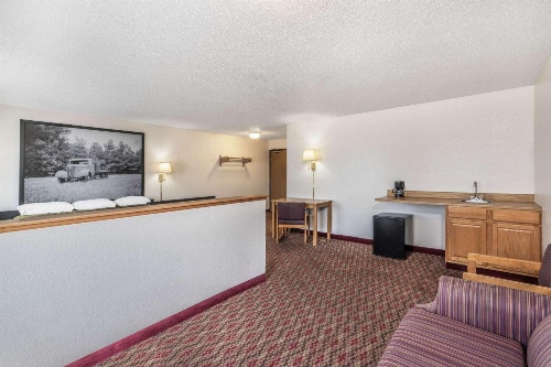 Super 8 by Wyndham Fountain image 3
